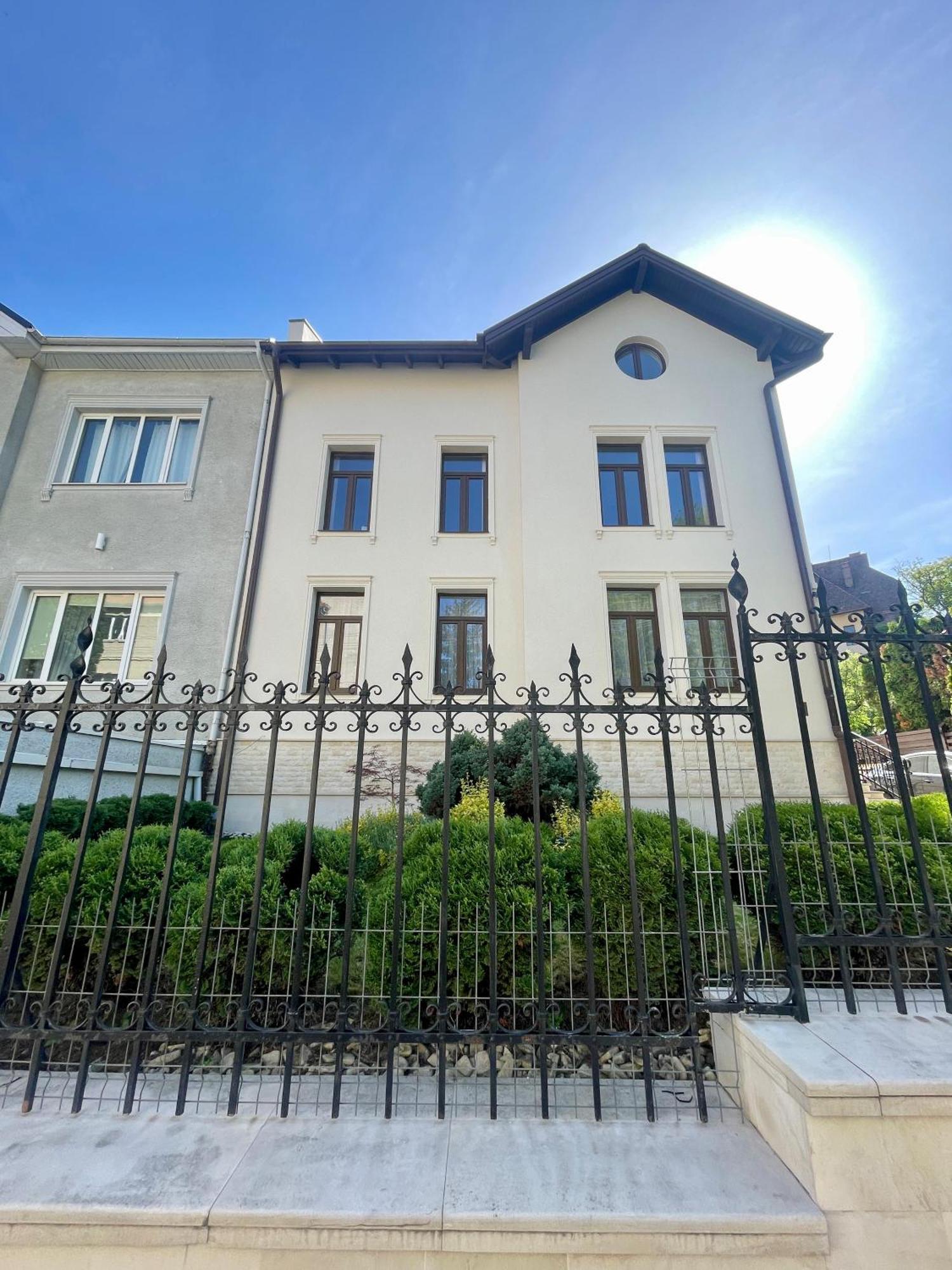 Enjoy Apartments - Spacious Retreat In Our Villa Kolozsvár Kültér fotó